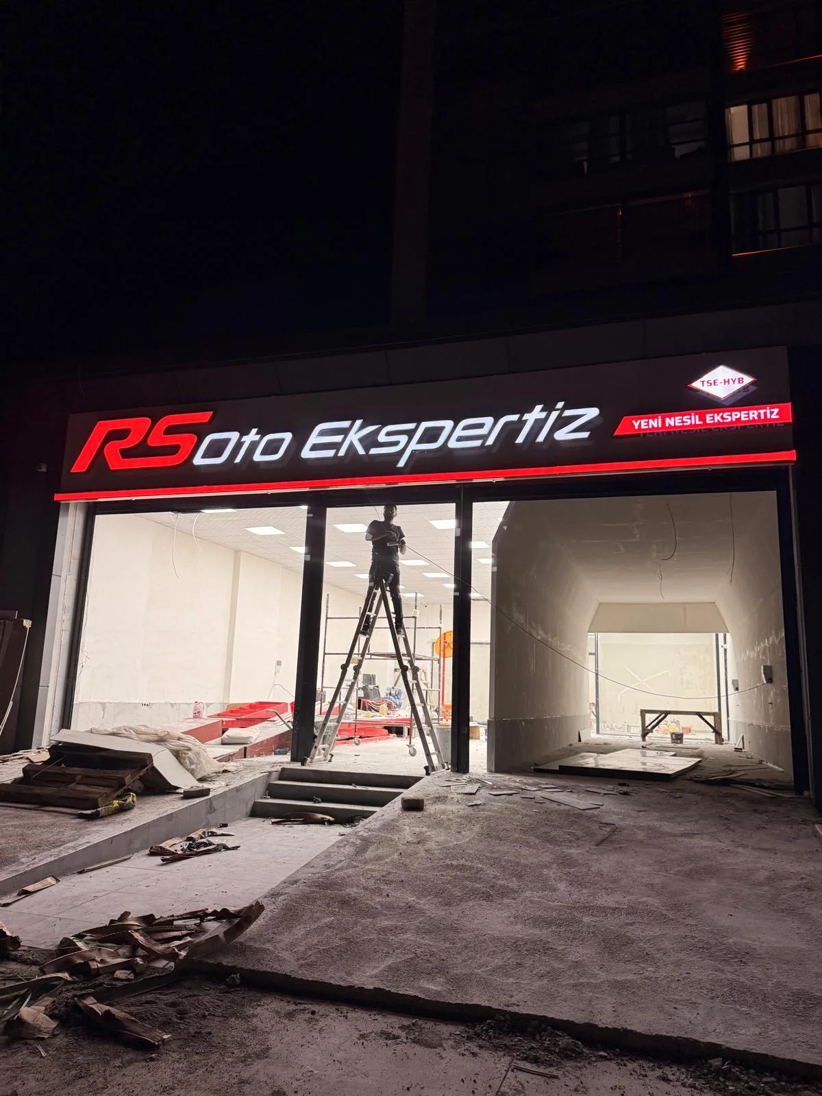 RS Oto Ekspertiz kırmızı beyaz ışıklı cephe tabela uygulaması